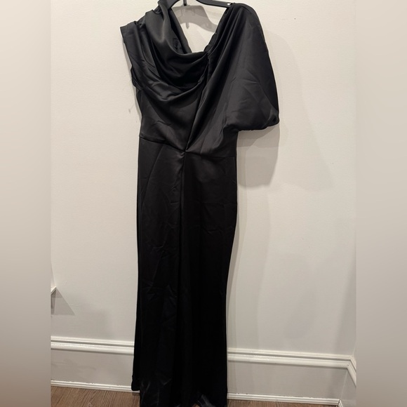 🆕Amsale Fluid Satin Off-the-Shoulder Gown 6 - Picture 6 of 10